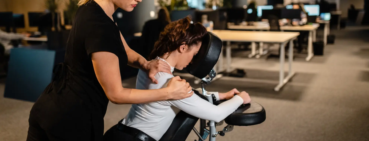 chair-massage-benefits-events-client-attraction https://zynk.ae/wp-content/uploads/2025/05/chair-massage-benefits-events-client-attraction.webp